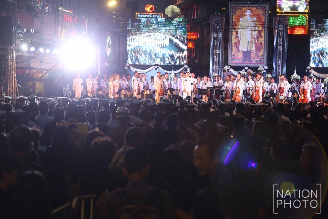 ชาวไทยเชื้อสายจีนรวมตัวกันบนถนนเยาวราช 
ร้องเพลงชาติไทย เพลงสรรเสริญพระบารมี  ถวายอาลัยในหลวง ร.๙