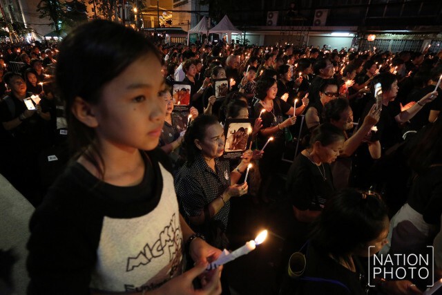 ชาวไทยเชื้อสายจีนรวมตัวกันบนถนนเยาวราช 
ร้องเพลงชาติไทย เพลงสรรเสริญพระบารมี  ถวายอาลัยในหลวง ร.๙