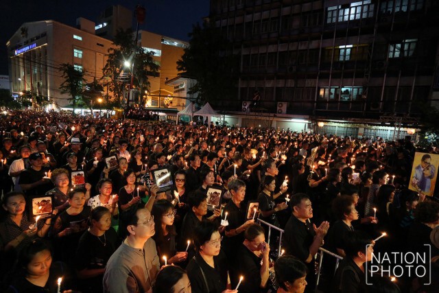ชาวไทยเชื้อสายจีนรวมตัวกันบนถนนเยาวราช 
ร้องเพลงชาติไทย เพลงสรรเสริญพระบารมี  ถวายอาลัยในหลวง ร.๙