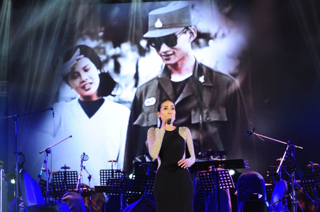 ซาบซึ้งใจ..เหล่าศิลปินน้อมรำลึกถึงเพลงของพ่อ ในงาน "ดอกไม้ของย่า บทเพลงของพ่อ"