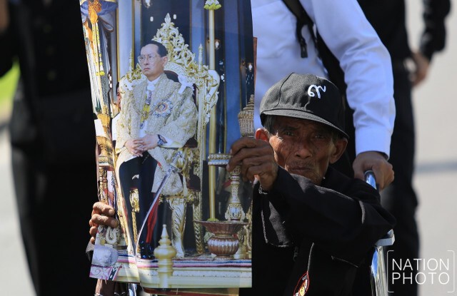 ปชช. ร่วมถวายสักการะพระบรมศพ อย่างเนืองแน่น แม้อากาศจะร้อนอบอ้าว