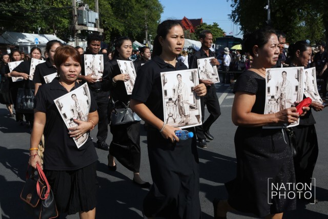 ปชช. ร่วมถวายสักการะพระบรมศพ อย่างเนืองแน่น แม้อากาศจะร้อนอบอ้าว