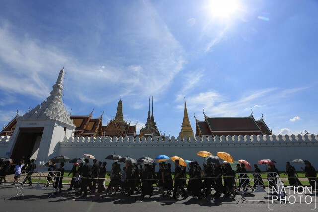 ปชช. ร่วมถวายสักการะพระบรมศพ อย่างเนืองแน่น แม้อากาศจะร้อนอบอ้าว