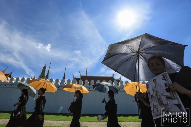 ปชช. ร่วมถวายสักการะพระบรมศพ อย่างเนืองแน่น แม้อากาศจะร้อนอบอ้าว