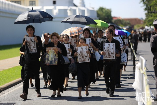 ปชช. ร่วมถวายสักการะพระบรมศพ อย่างเนืองแน่น แม้อากาศจะร้อนอบอ้าว