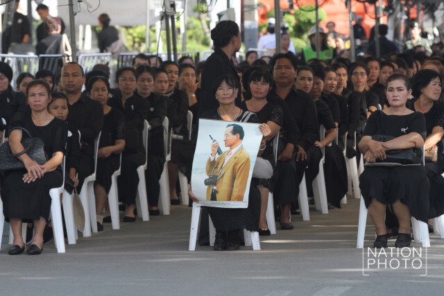 ปชช. ร่วมถวายสักการะพระบรมศพ อย่างเนืองแน่น แม้อากาศจะร้อนอบอ้าว