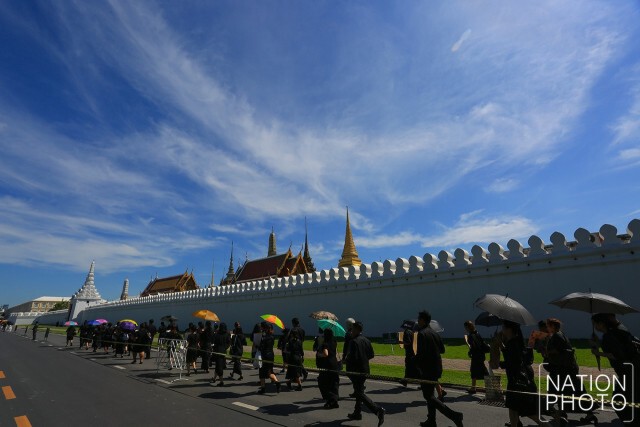ปชช. ร่วมถวายสักการะพระบรมศพ อย่างเนืองแน่น แม้อากาศจะร้อนอบอ้าว