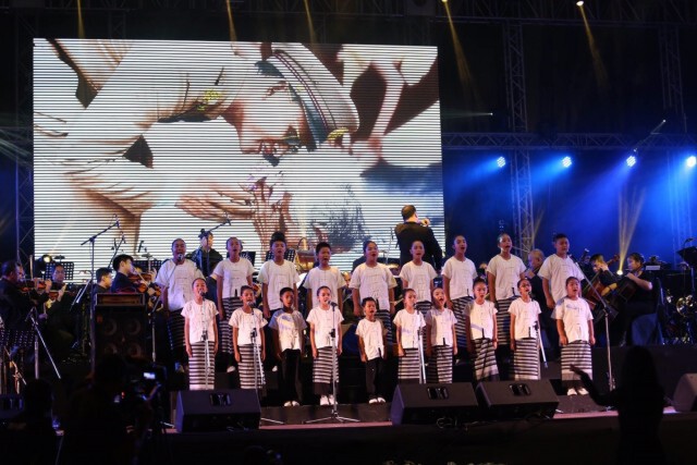 ซาบซึ้งใจ..เหล่าศิลปินน้อมรำลึกถึงเพลงของพ่อ ในงาน "ดอกไม้ของย่า บทเพลงของพ่อ"