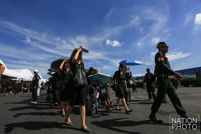 ปชช. ร่วมถวายสักการะพระบรมศพ อย่างเนืองแน่น แม้อากาศจะร้อนอบอ้าว