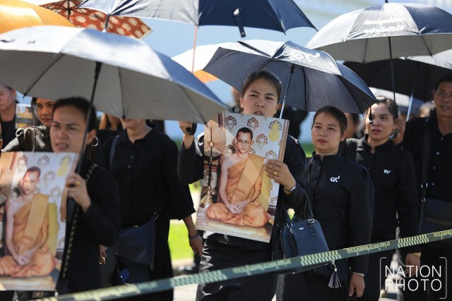 ปชช. ร่วมถวายสักการะพระบรมศพ อย่างเนืองแน่น แม้อากาศจะร้อนอบอ้าว