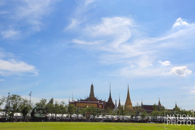 ปชช. ร่วมถวายสักการะพระบรมศพ อย่างเนืองแน่น แม้อากาศจะร้อนอบอ้าว