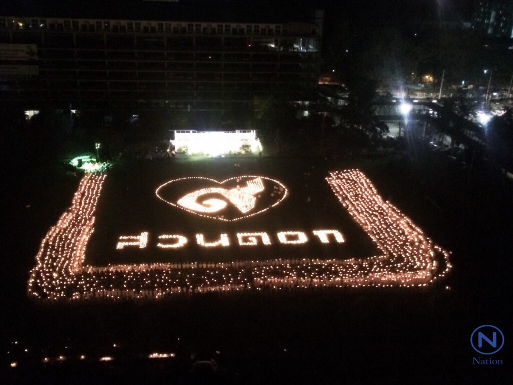 คณะแพทย์มช.กว่า 2500 คน จุดเทียนและ ร่วมแปรอักษร แสดงความอาลัย