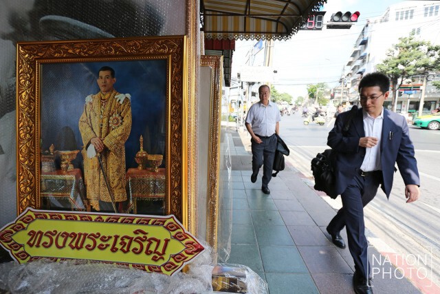 ปชช.แห่ซื้อพระบรมฉายาลักษณ์ รัชกาลที่ 10