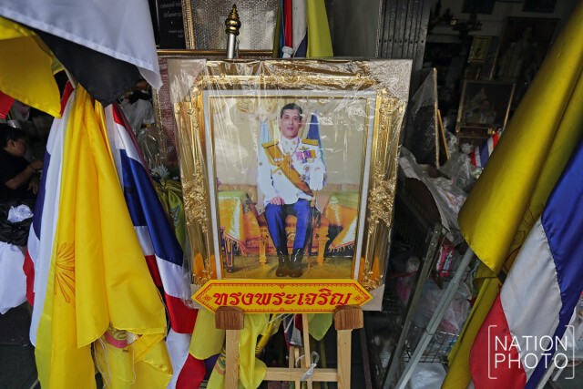 ปชช.แห่ซื้อพระบรมฉายาลักษณ์ รัชกาลที่ 10