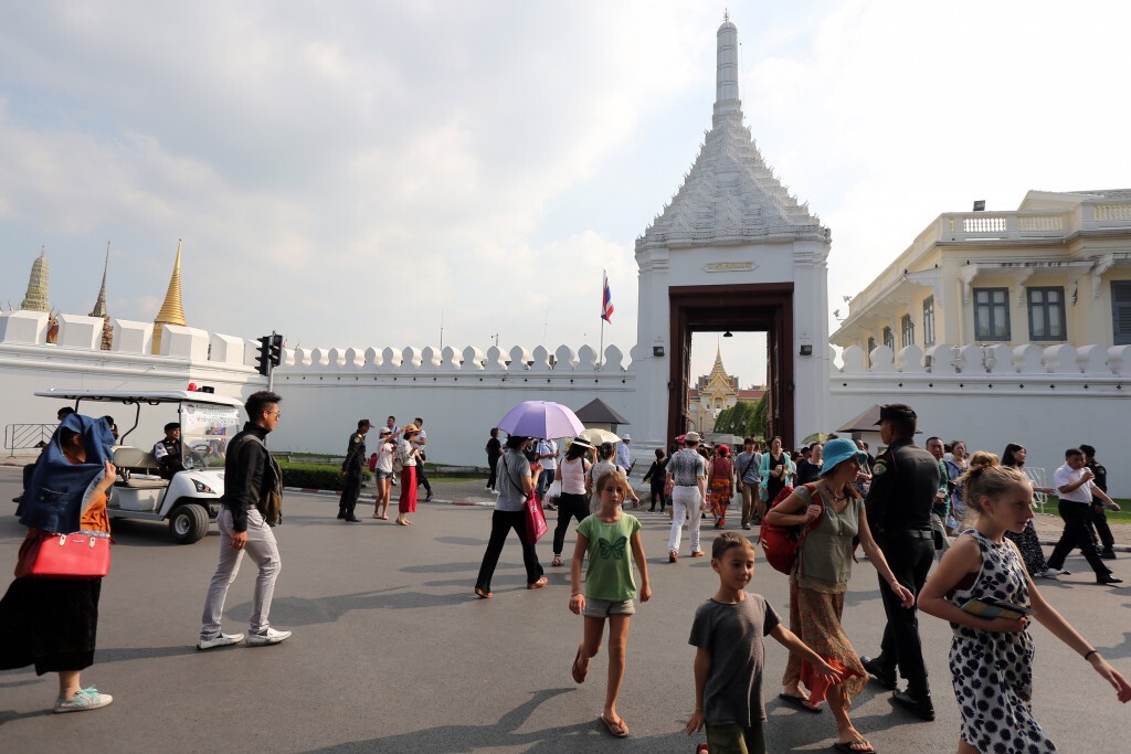 พสกนิกรรอเข้าสักการะพระบรมศพ (30 พ.ย. 59)