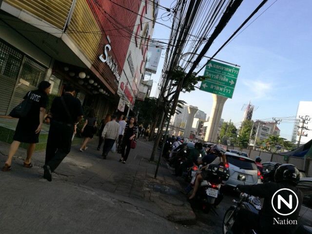 ปิดสะพานข้ามแยกรัชโยธินทำรถติดสาหัส ปชช.ลงจากรถเดินเท้า-นั่งวินจยย.ไปใช้บีทีเอส-ใต้ดินแทน