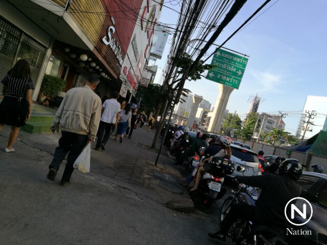 ปิดสะพานข้ามแยกรัชโยธินทำรถติดสาหัส ปชช.ลงจากรถเดินเท้า-นั่งวินจยย.ไปใช้บีทีเอส-ใต้ดินแทน