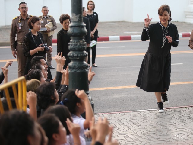 ทูลกระหม่อมหญิงอุบลรัตนฯ เสด็จทรงประทานพระบรมฉายาลักษณ์-ถุงผ้า-อาหารให้กับพสกนิกร