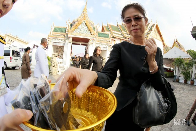 พระเจ้าหลานเธอ พระองค์เจ้าสิริวัณณวรีนารีรัตน์โปรดให้ผู้แทนพระองค์ประทานริบบิ้นสีดำแก่ประชาชน