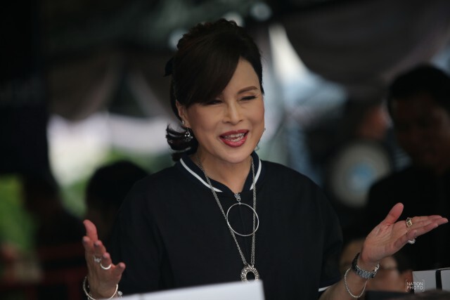 ทูลกระหม่อมหญิงอุบลรัตนฯ เสด็จทรงประทานพระบรมฉายาลักษณ์-ถุงผ้า-อาหารให้กับพสกนิกร