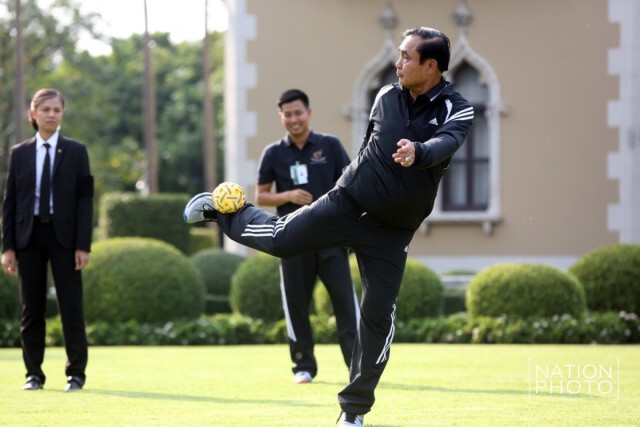 ภาพชุด ลีลา"บิ๊กตู่"หวดลูกหวาย หน้าทำเนียบ