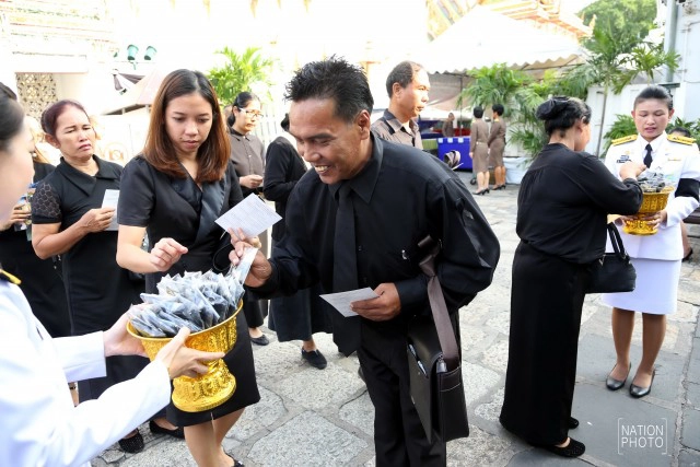 พระเจ้าหลานเธอ พระองค์เจ้าสิริวัณณวรีนารีรัตน์โปรดให้ผู้แทนพระองค์ประทานริบบิ้นสีดำแก่ประชาชน