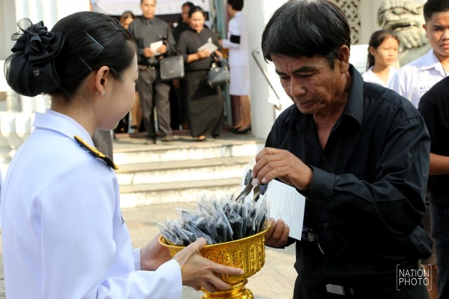 พระเจ้าหลานเธอ พระองค์เจ้าสิริวัณณวรีนารีรัตน์โปรดให้ผู้แทนพระองค์ประทานริบบิ้นสีดำแก่ประชาชน