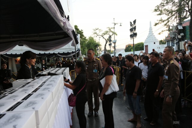 ทูลกระหม่อมหญิงอุบลรัตนฯ เสด็จทรงประทานพระบรมฉายาลักษณ์-ถุงผ้า-อาหารให้กับพสกนิกร