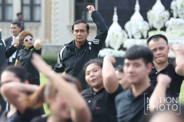 ภาพชุด ลีลา"บิ๊กตู่"หวดลูกหวาย หน้าทำเนียบ