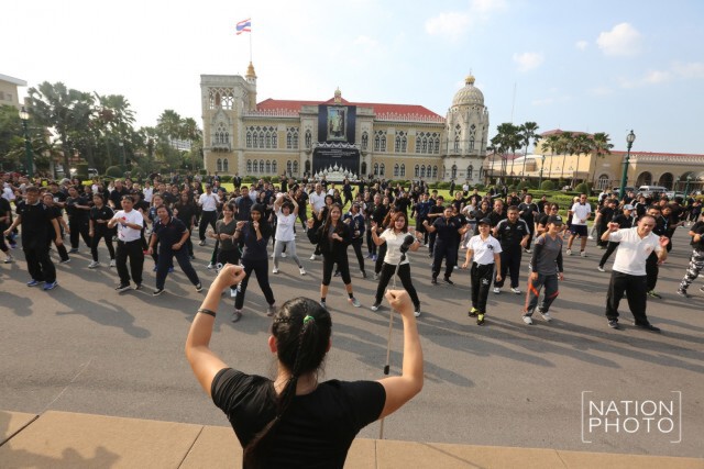 ภาพชุด ลีลา"บิ๊กตู่"หวดลูกหวาย หน้าทำเนียบ