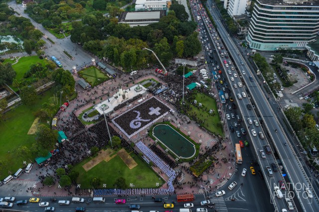 ผู้บริหาร-คณะแพทย์-บุคลากร ร.พ.จุฬาลงกรณ์และ ปชช.ร่วมแปรอักษรเป็นเลข ๙ แสดงความอาลัย