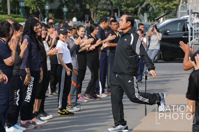ภาพชุด ลีลา"บิ๊กตู่"หวดลูกหวาย หน้าทำเนียบ