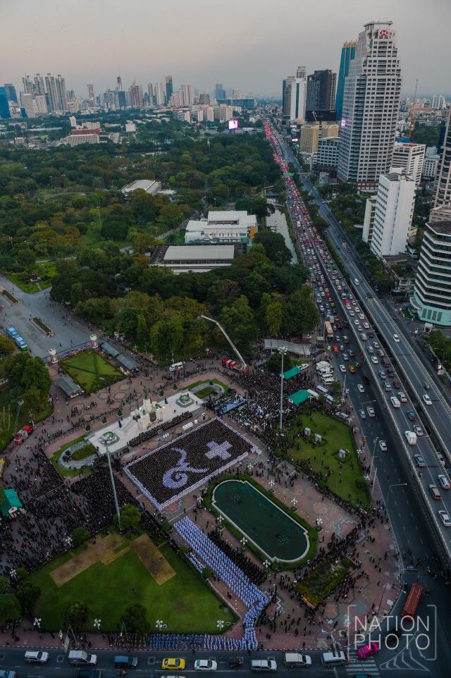 ผู้บริหาร-คณะแพทย์-บุคลากร ร.พ.จุฬาลงกรณ์และ ปชช.ร่วมแปรอักษรเป็นเลข ๙ แสดงความอาลัย