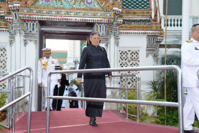 สมเด็จพระเทพฯ เสด็จฯ ถวายภัตตาหารเช้าแด่พระภิกษุสงฆ์