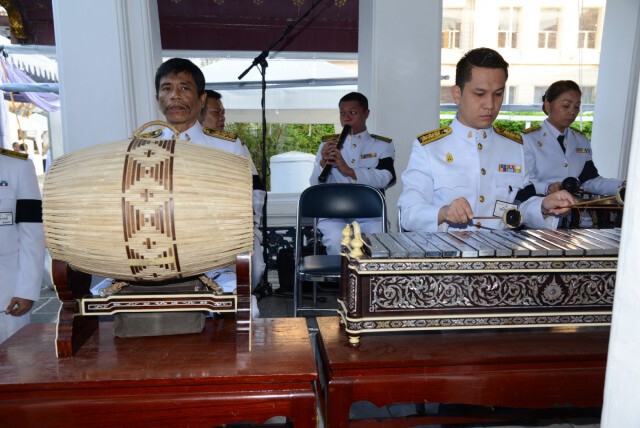สมเด็จพระเทพฯ เสด็จฯ ถวายภัตตาหารเช้าแด่พระภิกษุสงฆ์