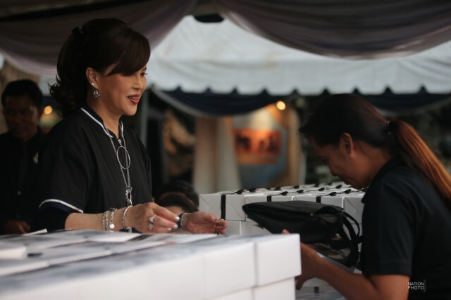ทูลกระหม่อมหญิงอุบลรัตนฯ เสด็จทรงประทานพระบรมฉายาลักษณ์-ถุงผ้า-อาหารให้กับพสกนิกร
