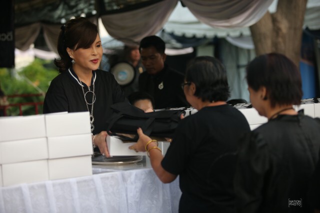 ทูลกระหม่อมหญิงอุบลรัตนฯ เสด็จทรงประทานพระบรมฉายาลักษณ์-ถุงผ้า-อาหารให้กับพสกนิกร