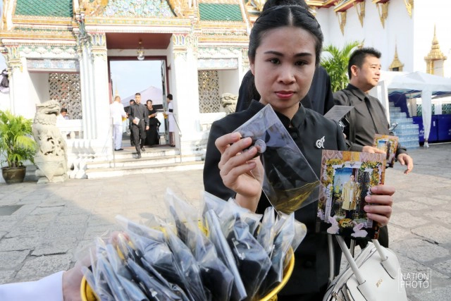 พระเจ้าหลานเธอ พระองค์เจ้าสิริวัณณวรีนารีรัตน์โปรดให้ผู้แทนพระองค์ประทานริบบิ้นสีดำแก่ประชาชน