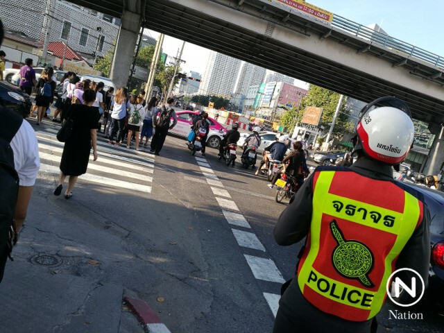 ปิดสะพานข้ามแยกรัชโยธินทำรถติดสาหัส ปชช.ลงจากรถเดินเท้า-นั่งวินจยย.ไปใช้บีทีเอส-ใต้ดินแทน