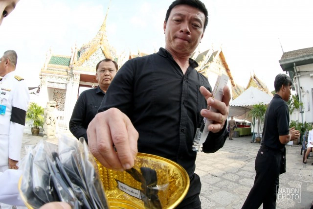 พระเจ้าหลานเธอ พระองค์เจ้าสิริวัณณวรีนารีรัตน์โปรดให้ผู้แทนพระองค์ประทานริบบิ้นสีดำแก่ประชาชน