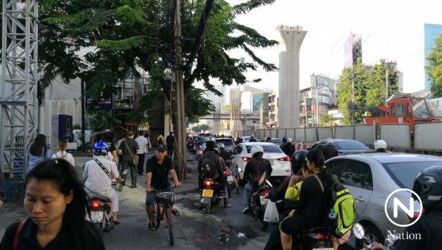 ปิดสะพานข้ามแยกรัชโยธินทำรถติดสาหัส ปชช.ลงจากรถเดินเท้า-นั่งวินจยย.ไปใช้บีทีเอส-ใต้ดินแทน
