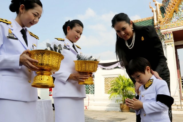 พระเจ้าหลานเธอ พระองค์เจ้าสิริวัณณวรีนารีรัตน์โปรดให้ผู้แทนพระองค์ประทานริบบิ้นสีดำแก่ประชาชน