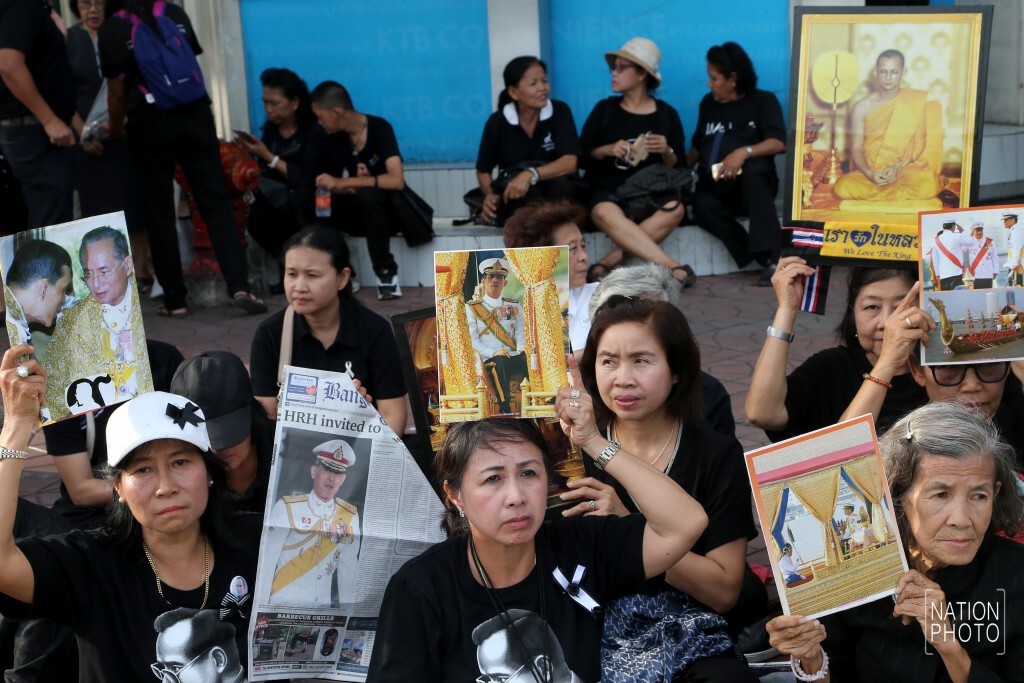 ประชาชนเฝ้ารอรับเสด็จพระราชพิธีทรงบำเพ็ญพระราชกุศลปัญญาสมวาร ประชาชนเฝ้ารอรับเสด็จพระราชพิธีทรงบำเพ็ญพระราชกุศลปัญญาสมวาร