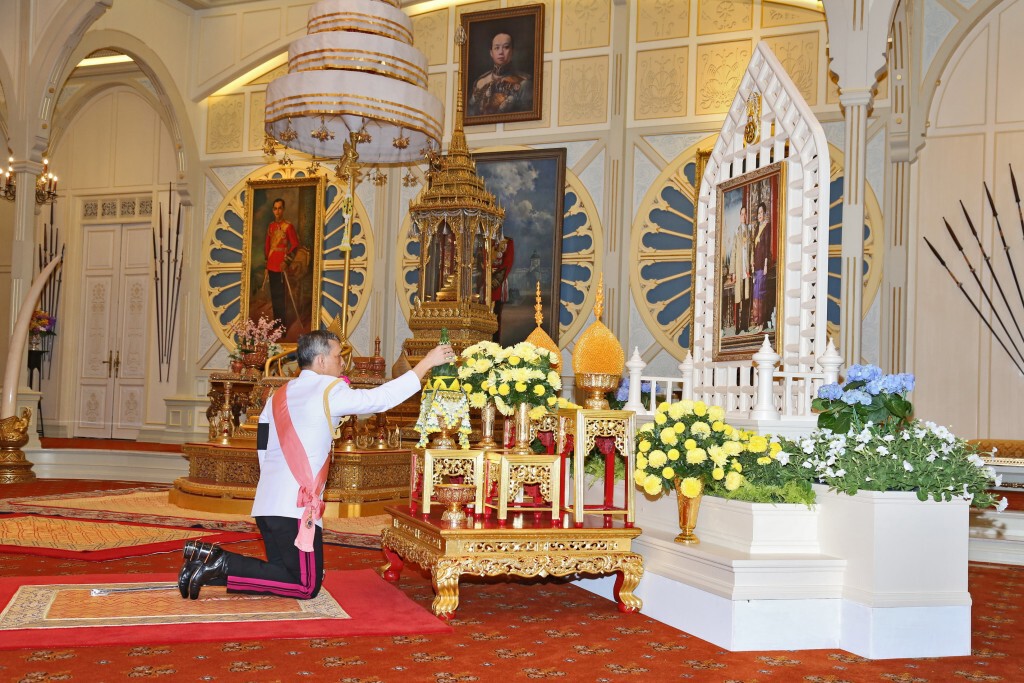 กราบบังคมทูลอัญเชิญสมเด็จพระบรมโอรสาธิราชฯ เสด็จขึ้นทรงราชย์เป็นพระมหากษัตริย์ สืบราชสันตติวงศ์ กราบบังคมทูลอัญเชิญสมเด็จพระบรมโอรสาธิราชฯ เสด็จขึ้นทรงราชย์เป็นพระมหากษัตริย์ สืบราชสันตติวงศ์