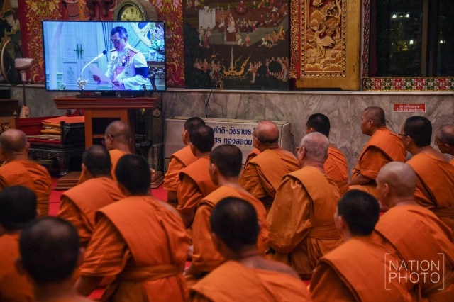 พระสงฆ์เจริญชัยมงคลคาถาและลั่นฆ้อง กลอง ระฆัง ถวายพระพรชัยมงคล สมเด็จพระเจ้าอยู่หัว รัชกาลที่ ๑๐