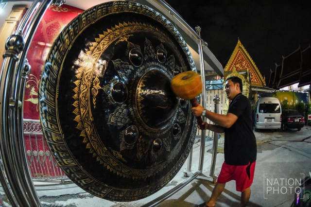 พระสงฆ์เจริญชัยมงคลคาถาและลั่นฆ้อง กลอง ระฆัง ถวายพระพรชัยมงคล สมเด็จพระเจ้าอยู่หัว รัชกาลที่ ๑๐