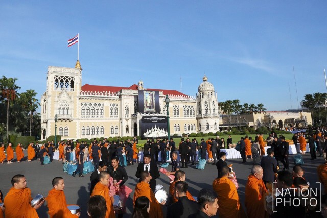 นายกฯ-ครม.ร่วมตักบาตรพระสงฆ์ 89 รูป บำเพ็ญกุศลเนื่องในพระราชพิธีปัญญาสมวาร (50 วัน)
