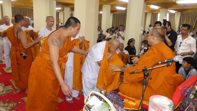 ศิลปินนักแสดงตลกและกลุ่มบิ๊กไบค์อุปสมบทหมู่ถวายพระราชกุศลที่วัดชินวนาราม