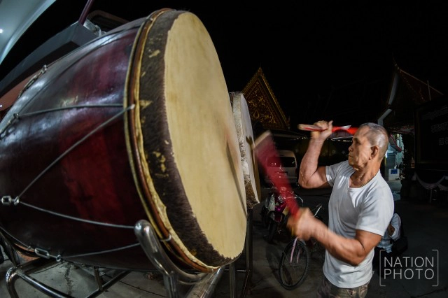 พระสงฆ์เจริญชัยมงคลคาถาและลั่นฆ้อง กลอง ระฆัง ถวายพระพรชัยมงคล สมเด็จพระเจ้าอยู่หัว รัชกาลที่ ๑๐
