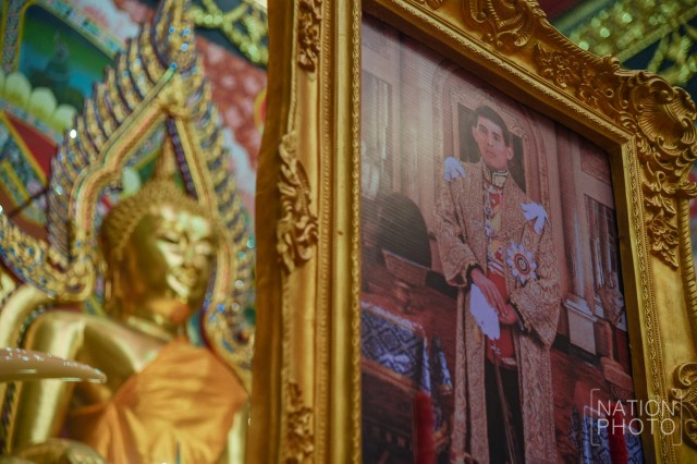 พระสงฆ์เจริญชัยมงคลคาถาและลั่นฆ้อง กลอง ระฆัง ถวายพระพรชัยมงคล สมเด็จพระเจ้าอยู่หัว รัชกาลที่ ๑๐